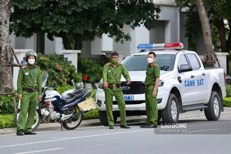 Lực lượng công an xuất hiện bên ngoài nhà riêng của ông Chu Ngọc Anh-2