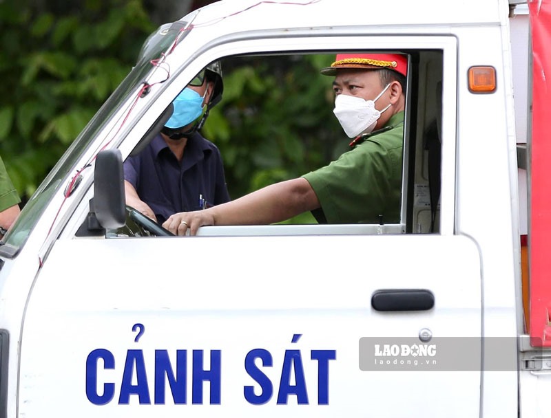 Lực lượng công an xuất hiện bên ngoài nhà riêng của ông Chu Ngọc Anh-4