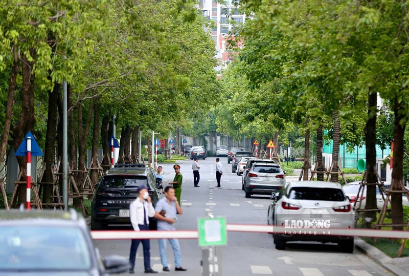 Lực lượng công an xuất hiện bên ngoài nhà riêng của ông Chu Ngọc Anh-5