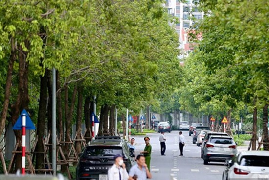 Lực lượng công an xuất hiện bên ngoài nhà riêng của ông Chu Ngọc Anh