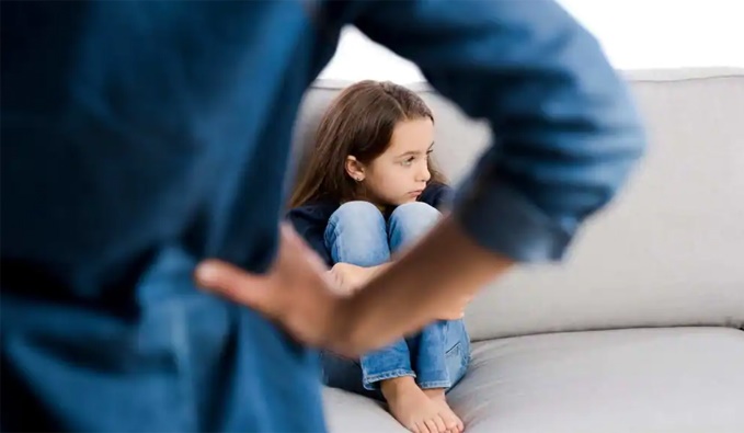 Hành động hằng ngày này của cha mẹ khiến IQ của con thui chột dần theo thời gian mà không hay-1