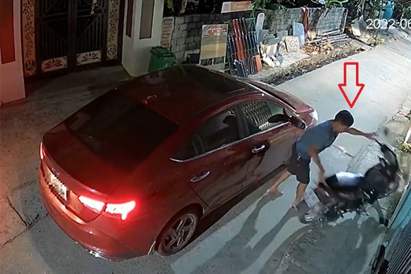 Xe máy vô duyên dựng dưới đường gặp ngay tài xế ô tô cục tính: Kẻ 49 gặp người 50 là đây!-2