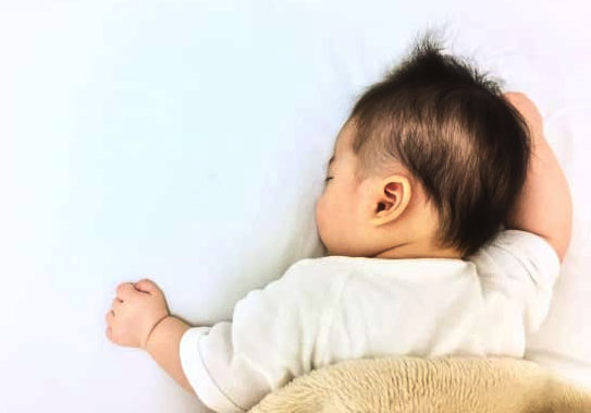 Tư thế ngủ này của bé trông dễ thương và xinh xắn nhưng lại tiềm ẩn những nguy cơ mất an toàn, cha mẹ đừng lơ là kẻo hối hận-2