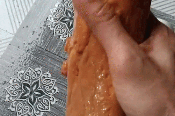 Anh thợ tới vệ sinh máy lọc nước, mở lõi ra kiểm tra mới thấy thực trạng phát hoảng