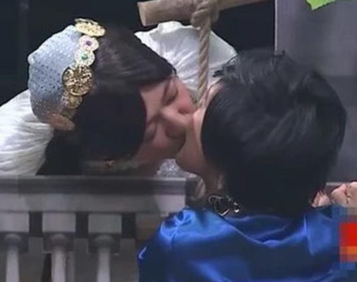 Trường Giang hôn bạn diễn: Hết mình vì nghệ thuật hay quấy rối tình dục?-11