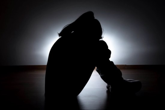 Được mời cho đi nhờ ô tô, thiếu nữ không ngờ bị cưỡng bức tập thể