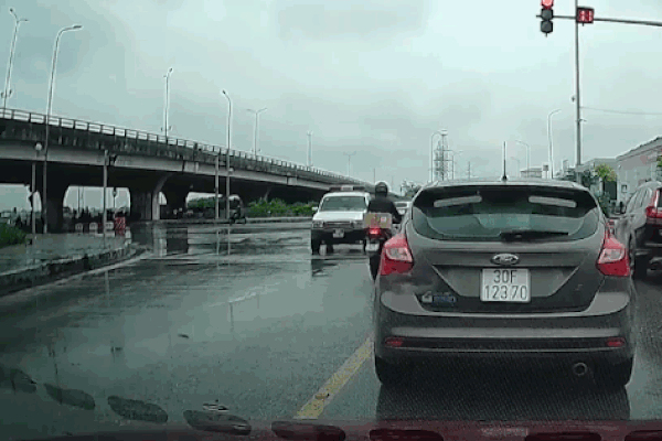 Khoảnh khắc xe máy chạy lấn làn, tông trực diện vào đầu ô tô-1