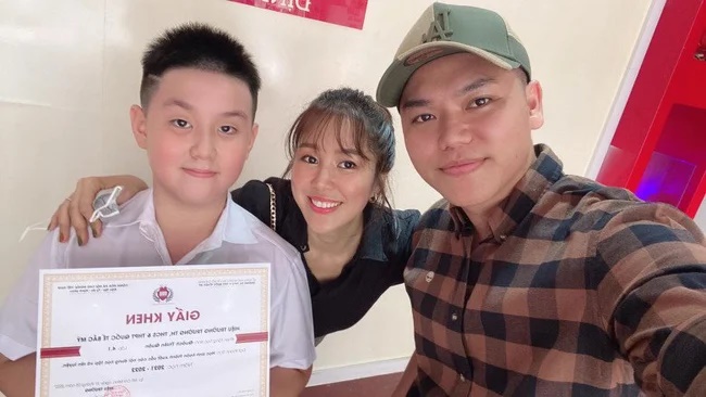 Con trai Lê Phương được nhà trường trao tặng giấy khen: Hành động của bố dượng dưới hội trường gây chú ý-1