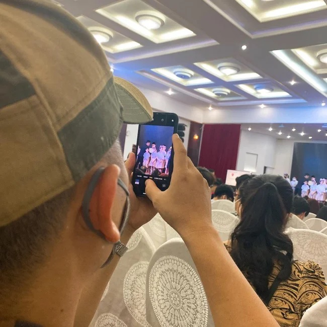 Con trai Lê Phương được nhà trường trao tặng giấy khen: Hành động của bố dượng dưới hội trường gây chú ý-2