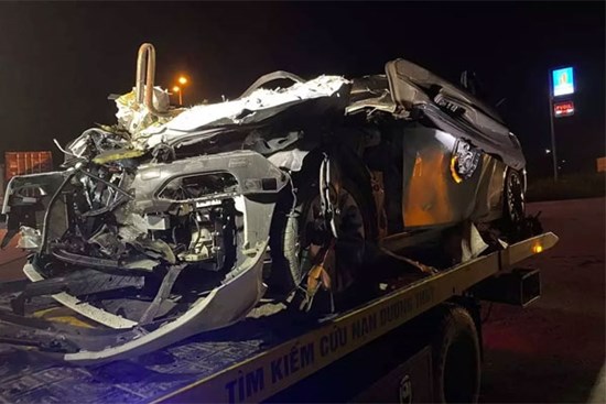 Ô tô con bẹp rúm dưới gầm xe container, 2 người chết, 2 người bị thương