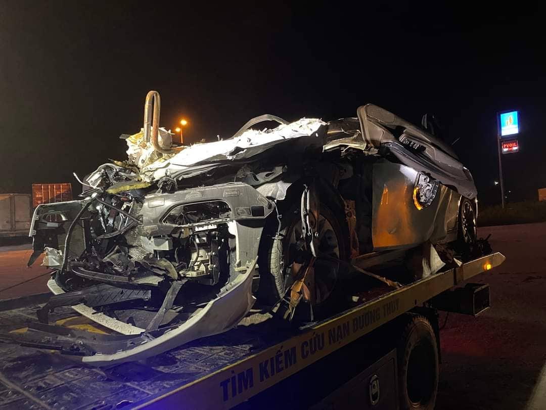 Ô tô con bẹp rúm dưới gầm xe container, 2 người chết, 2 người bị thương-1