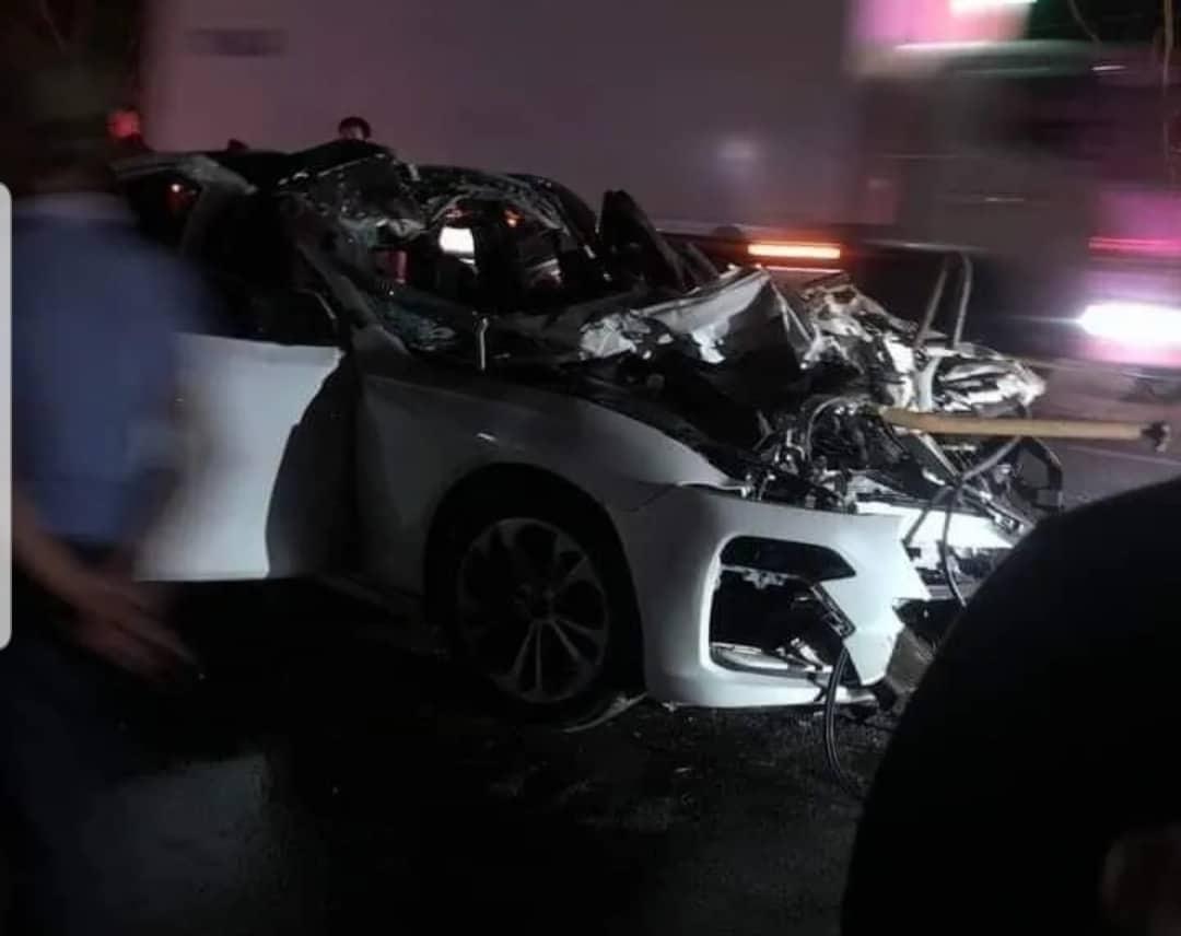 Ô tô con bẹp rúm dưới gầm xe container, 2 người chết, 2 người bị thương-3