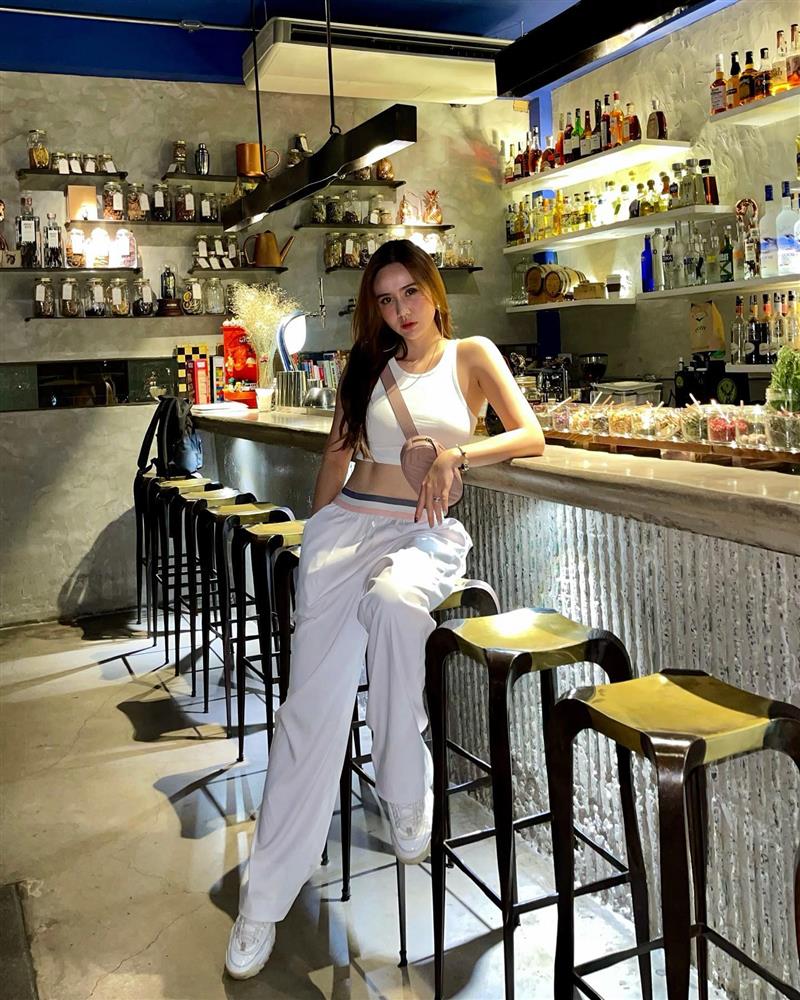 Huyền Lizzie chuyên mặc áo crop top khoe eo thon: Cách mix đồ duyên dáng chứ không hề phô phang-3