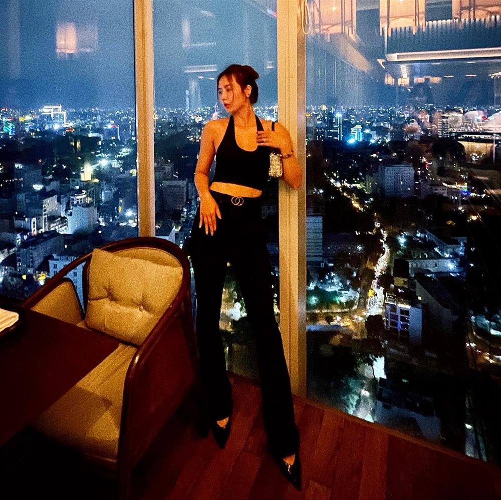 Huyền Lizzie chuyên mặc áo crop top khoe eo thon: Cách mix đồ duyên dáng chứ không hề phô phang-4