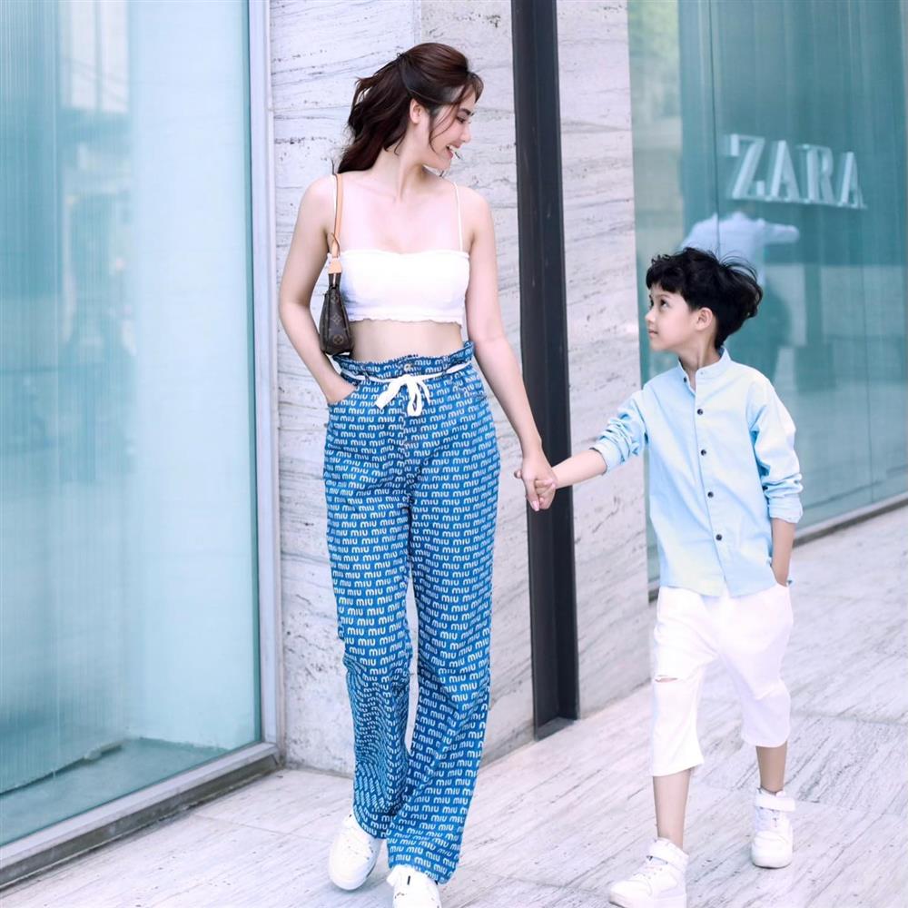Huyền Lizzie chuyên mặc áo crop top khoe eo thon: Cách mix đồ duyên dáng chứ không hề phô phang-6