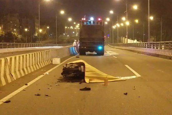 Va chạm với xe chở rác, người đàn ông đi xe máy tử vong