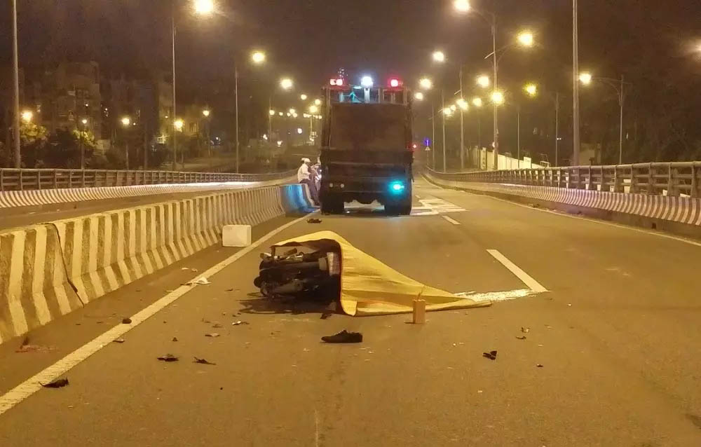 Va chạm với xe chở rác, người đàn ông đi xe máy tử vong-1
