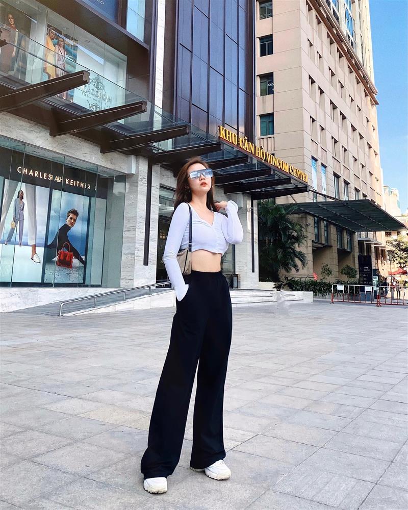 Huyền Lizzie chuyên mặc áo crop top khoe eo thon: Cách mix đồ duyên dáng chứ không hề phô phang-11