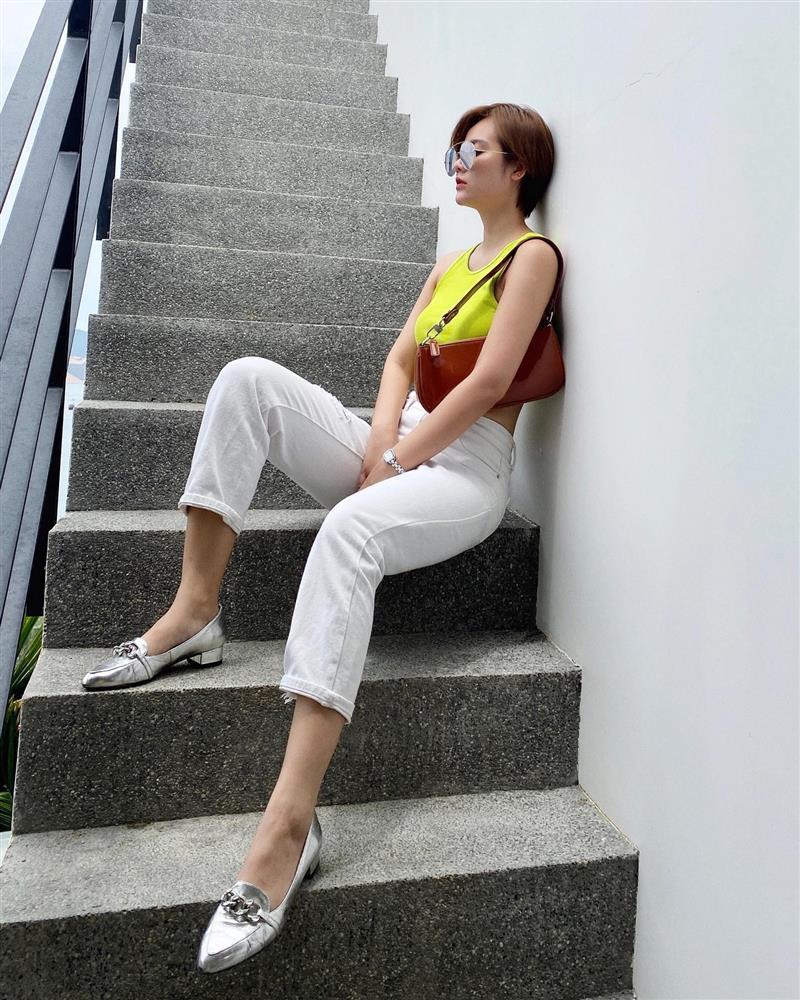 Huyền Lizzie chuyên mặc áo crop top khoe eo thon: Cách mix đồ duyên dáng chứ không hề phô phang-12