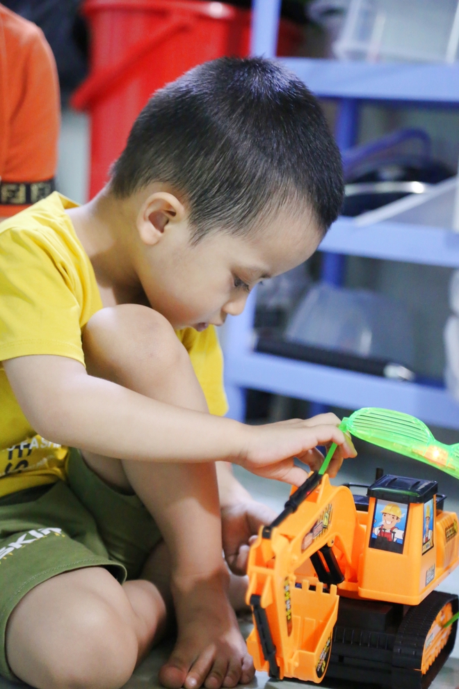 Tâm thư xúc động của người mẹ sau gần 5 năm đi tìm ánh sáng cho con: Ngã quỵ khi nghe bác sĩ báo tin dữ về đôi mắt của con...-11