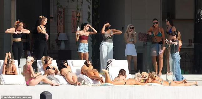 Show hẹn hò gây sốc để khách mời nữ vô tư thả rông vòng 1-1