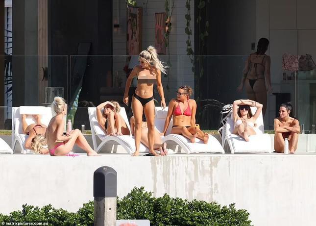 Show hẹn hò gây sốc để khách mời nữ vô tư thả rông vòng 1-3