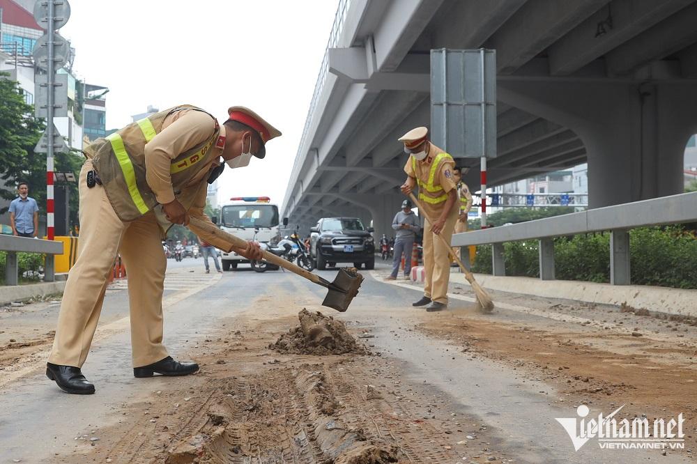 Truy tìm thủ phạm đổ bùn ngập đường Phạm Văn Đồng-4