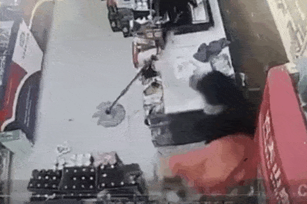 Clip: Bị giật túi xách giữa phố, cô gái tung đòn hạ gục 2 tên cướp-1