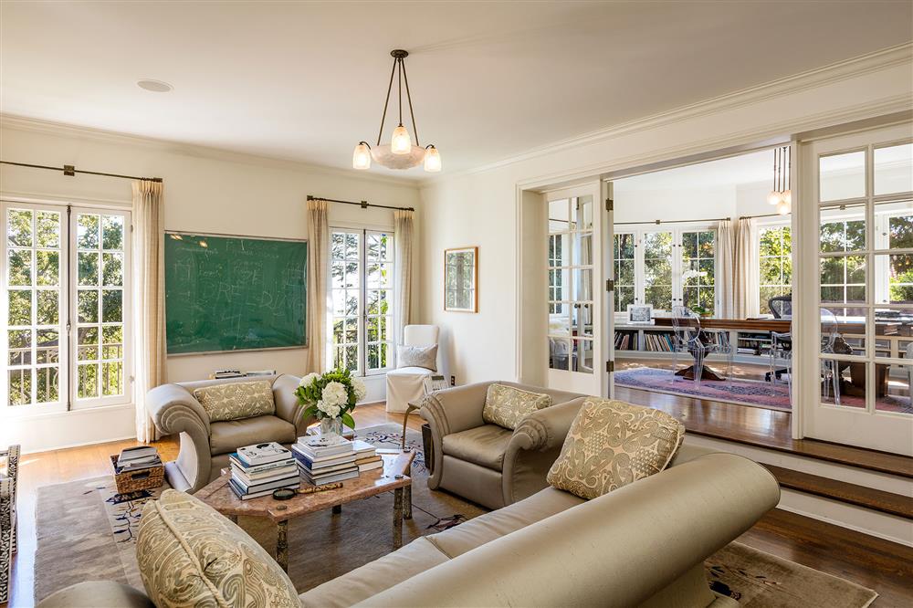 Cận cảnh ngôi nhà trị giá 550 tỷ Angelina Jolie mua đầu tiên sau khi ly hôn Brad Pitt-9