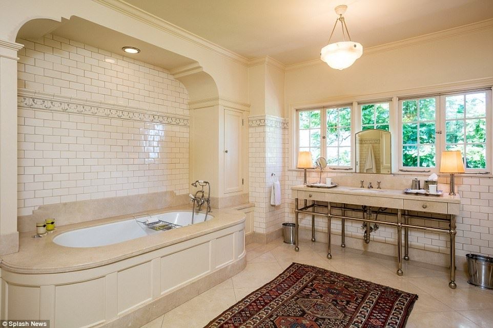 Cận cảnh ngôi nhà trị giá 550 tỷ Angelina Jolie mua đầu tiên sau khi ly hôn Brad Pitt-12