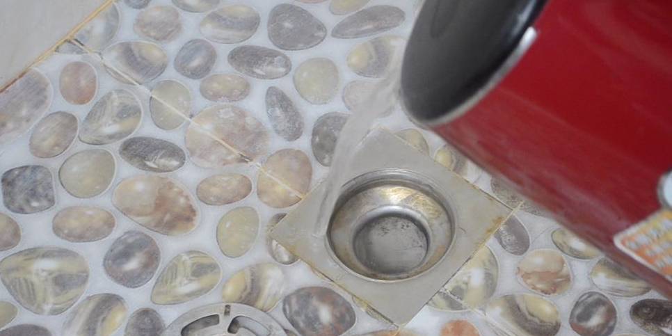 Phải làm gì nếu cống thoát sàn có mùi hôi? Hướng dẫn các bạn mẹo này, cống thoát sàn sẽ không còn bị bẩn hay bốc mùi nữa-10