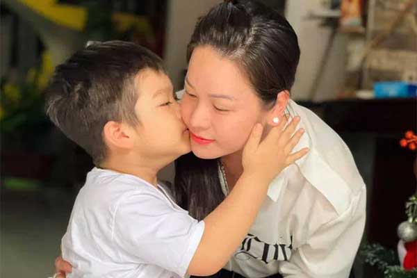 Nhật Kim Anh xúc động khi gặp lại con: Mẹ luôn yêu con ở bất cứ không gian nào-6
