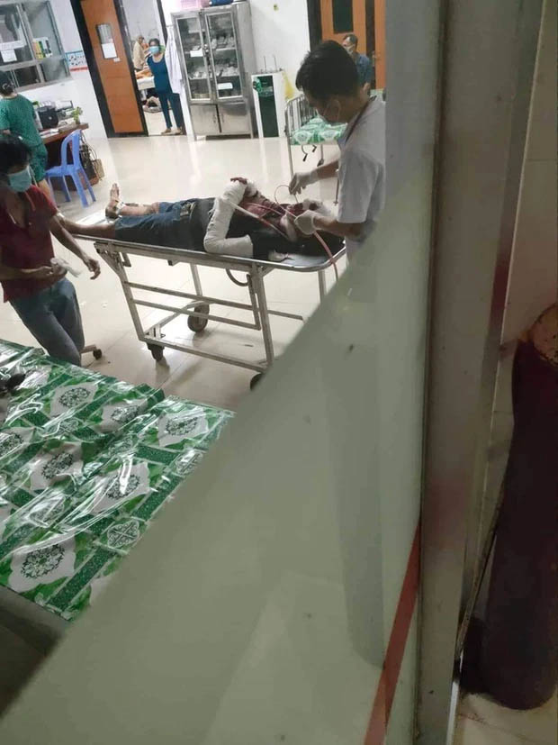 Người đàn ông bị hành hung nằm bò dưới nền đất trước cổng đơn vị quân đội-1