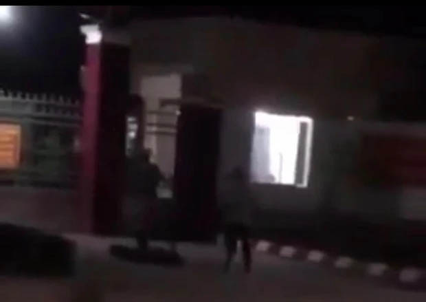 Người đàn ông bị hành hung nằm bò dưới nền đất trước cổng đơn vị quân đội-2