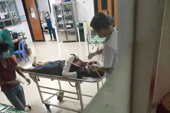 Người đàn ông bị hành hung nằm bò dưới nền đất trước cổng đơn vị quân đội