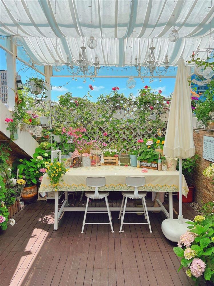 Khu vườn sân thượng 20m² đẹp như vừa bước ra từ trong truyện cổ tích-3
