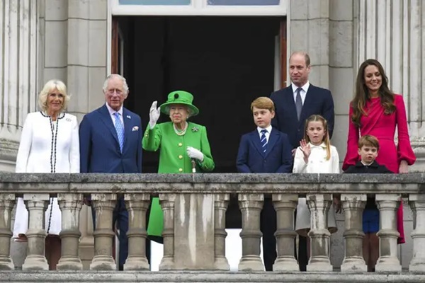 Nữ hoàng Anh có động thái mới hé lộ tương lai sắp tới của hoàng gia-3