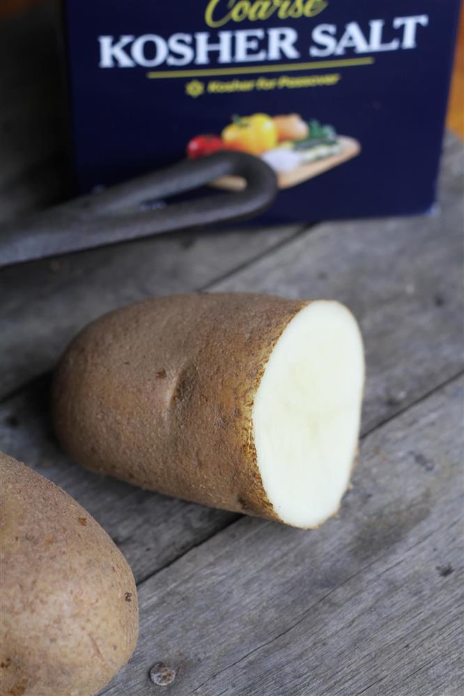 Cách làm sạch chảo gang cũ, gỉ bằng muối và dầu đơn giản-2