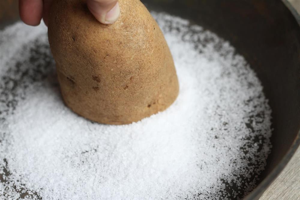 Cách làm sạch chảo gang cũ, gỉ bằng muối và dầu đơn giản-3