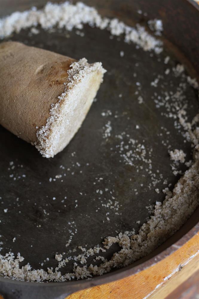 Cách làm sạch chảo gang cũ, gỉ bằng muối và dầu đơn giản-5