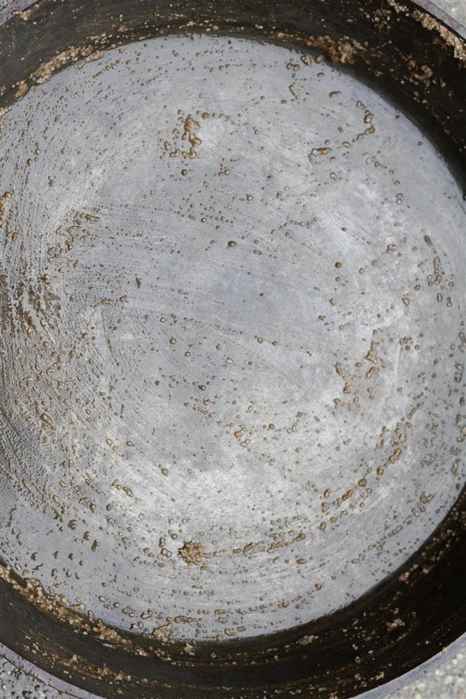 Cách làm sạch chảo gang cũ, gỉ bằng muối và dầu đơn giản-9