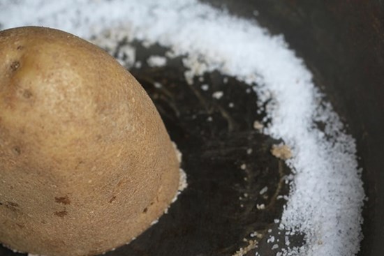 Cách làm sạch chảo gang cũ, gỉ bằng muối và dầu đơn giản