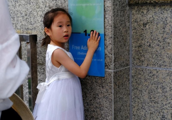 Bé gái 4 tuổi cao 1m25, cách nuôi dạy cháu của bà nội rất đáng để học hỏi-1