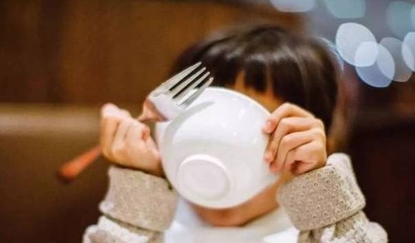 Bé gái 4 tuổi cao 1m25, cách nuôi dạy cháu của bà nội rất đáng để học hỏi-2