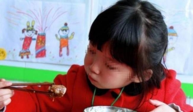 Bé gái 4 tuổi cao 1m25, cách nuôi dạy cháu của bà nội rất đáng để học hỏi-3