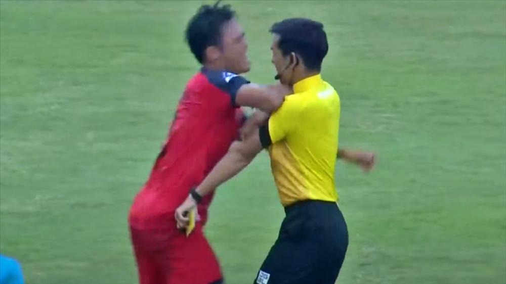 Bị phạt thẻ đỏ, cầu thủ Bình Thuận xông vào đánh trọng tài-1