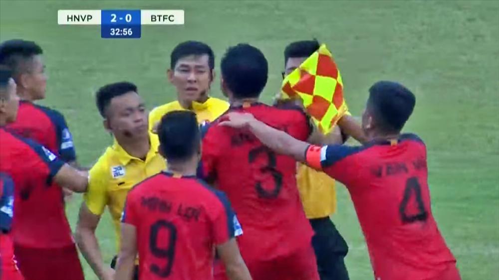 Bị phạt thẻ đỏ, cầu thủ Bình Thuận xông vào đánh trọng tài-3