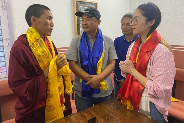 Nhà sư Thái Lan uống rượu rồi lái xe đi xin tiền-3