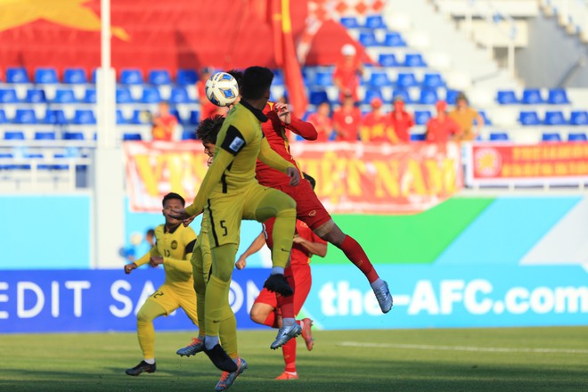 Chùm ảnh: Nhâm Mạnh Dũng đánh đầu xé lưới U23 Malaysia, mở cánh cửa vào tứ kết-2