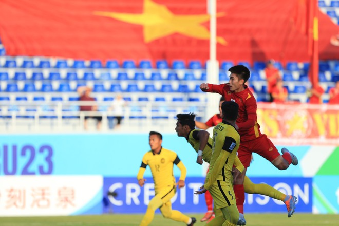 Chùm ảnh: Nhâm Mạnh Dũng đánh đầu xé lưới U23 Malaysia, mở cánh cửa vào tứ kết-4